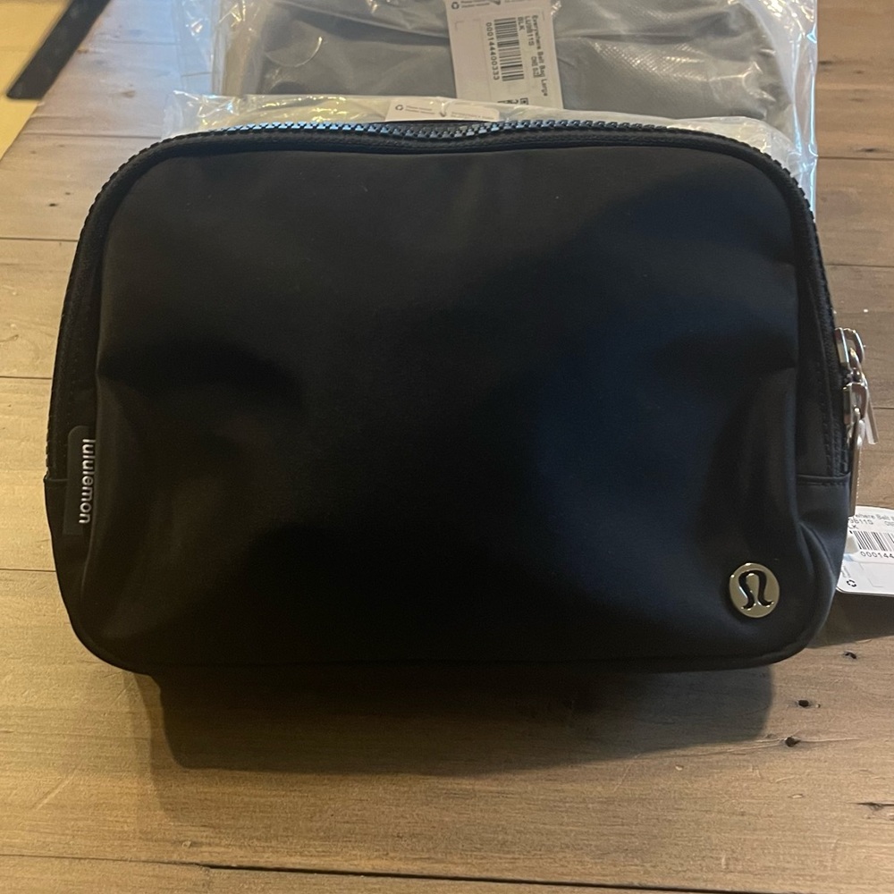 Lululemon Black Large EBB “hard to find” NWT